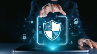 Teknolojik bir ortamda, Dijital Kalkan, Laptop ve Güvenlik Simgeleri ile Modern Siber Güvenlik Konsepti Veri Koruma ve Gizliliği Temsil Ediyor. Dörtgen