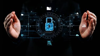 Resim, teknolojideki modern güvenlik çözümlerini sembolize eden dijital kilidi çevreleyen, siber güvenlik simgeleri ve veri koruma grafiklerini gösteren elleri tasvir ediyor. Dörtgen