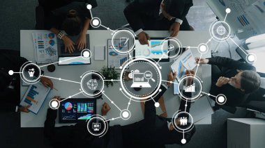 Veri Analizi ve Dijital SEO Simgeleri ve Tablo Grafikleriyle Proje Planlaması Yapan İş Profesyonelleri Grubu. Dostluk