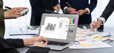 Analizci ekibi yaratıcı ve analitik beyin fırtınası fikri için bilgisayar ekranında BI veri paneli olan yapışkan bir not kullanıyor. Pazarlama stratejisi için finansal veri görselleştirme teknolojisini analiz et. Dahi.