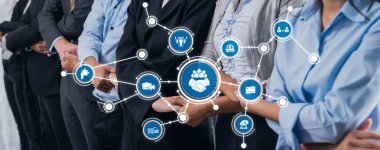 İletişim ve bağlantıyı temsil eden dijital simgelerle çevrelenmiş iş ağı ve işbirliğini sembolize eden çeşitli profesyonellerin el sıkışmasını gösteren resim. Dostluk