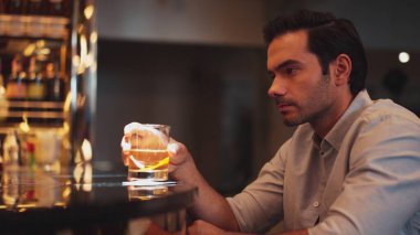 Akıllı adam tek başına oturmuş kokteyl içiyor. Eski moda bekleme arkadaşları ya da cuma gecesi barda ve restoranda lüks içki tezgahında içki içen bir çift. Vinosity.