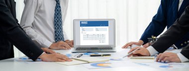 Muhasebe uygulamasından gelen fatura bilgisayar ekranında. Şirket işlerinin finans ve bütçesi için bilgisayar programı. canlı.