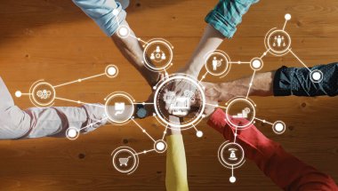 Elleri ve Simgeleri Dijital Bağlantı ve İş Bütünleşmesini Temsil Eden Bir ERP Çözümünde Ortak Takım Çalışması. Dostluk