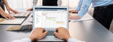 Masadaki bir grup iç mimar takımı dizüstü bilgisayarında mimari yazılım bulunan çeşitli ruh hali tahtası örneklerini seçiyor. Modern yenileme ve iç malzeme seçimi konsepti. İçgörü