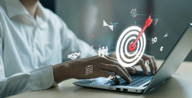 İş adamı müşteri hedef gruplarını belirlemek için verileri analiz eder, pazarlama stratejilerini rafine eder. Her hedef grubun özel ihtiyaçlarını karşılamak için iletiler gönderiliyor. EIDE