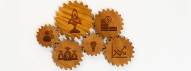 Birbirini bağlayan ahşap dişli panorama afişi, işletme şirketinde fonksiyon üretken sistemi ve etkili ve verimli çalışan sinerji takım çalışmasını sembolize eder. Sinerjik Dostluk