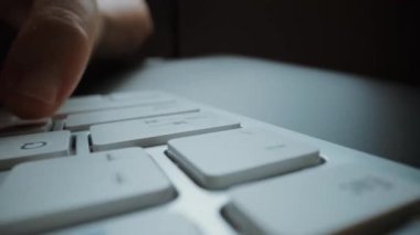 Bilgisayar klavyesinde parmaklarıyla daktilo eden hızlandırılmış yakın çekim adam. Makro yumuşak odaklı bebek çekimi. Bilgisayar programlama, mesajlaşma çevrimiçi mesajlaşma ve çevrimiçi pazarlama işi hiperhız kavramı. Topla