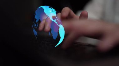 Küresel ağ bağlantısı görselleştirmesi veri alışverişini, dijital bağlantıyı, dünya çapında iletişimi gösteriyor. Dünya çapında bölgeleri birbirine bağlayan küresel veri akışı ve dijital ağ altyapısı. Thunk