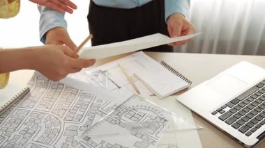 Mimari ve güvenlik mühendisi, modern ofiste doğruluk için mimari belge ve ölçüm aracına dizüstü bilgisayardaki inşaat ayrıntılı planlarını yazar. - Yakın çekim. Tanımlama.