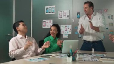 Profesyonel iş adamlarından oluşan bir grup sunumda el çırpıyor. Profesyonel Kafkas lideri, yaratıcı iş adamlarının elini çırpıyor. Başarılı bir takım. Yönlendirici.