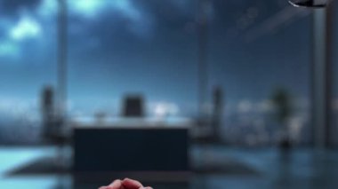 Bir insan eli, dijital bir hedefe odaklanarak, teknoloji ile iş amaçlarına ulaşma çabası arasındaki sinerjiyi temsil eden robotik bir ele doğru uzanır. Auvana