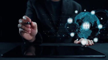 Bir kişi çeşitli programlama dillerinde kod yazmak için dijital tablet kullanıyor, yenilikçi teknoloji ve yaratıcı tasarımla dolu modern bir çalışma alanı sergiliyor. Dörtgen