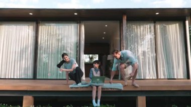 Şirin baba, anne ve kızı birlikte evin bahçesinde oturuyorlar. Ebeveynler, çevre farkındalığıyla ilgili genç nesli iletişim kurmak için açık hava aktivitelerini kullanırlar. Uyumsuzluk.