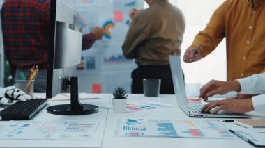 İşbirlikçi bir konuşmada, bir yapay zeka asistanı evrimsel ölçümleri çözerek pazarlama önerilerini stratejik hassasiyetle güncellemesi için bir danışmana yetki verir. Noogenesis Yapay Zeka