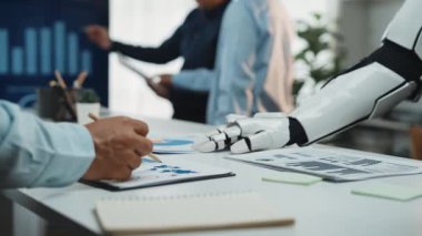 Profesyoneller stratejik pazar fırsatlarını tespit etmek, işbirliğini geliştirmek ve hedeflenen pazarlama stratejilerini rafine etmek için yapay zeka araçları kullanıyorlar. Noogenesis Yapay Zeka