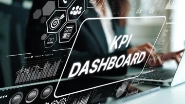 Modern Ofis Ayarlarında Dizüstü bilgisayarında Sanal KPI Kontrol Paneli ile Profesyonel İşkadını Performans Analizi Göstergeleri. Asemptotik akıllı veri analitiği.