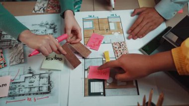 Renkli yapışkan notlar, materyal örnekleri ve yaratıcı tartışmalarla iç tasarım planlaması yapan dinamik bir grup oturumu. SACTR