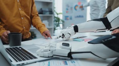 Profesyoneller analitiği çözmek, hedeflenen pazarlama stratejilerini sunmak ve anlamlı takım işbirliğini teşvik etmek için dijital araçlar kullanıyorlar. Noogenesis Yapay Zeka