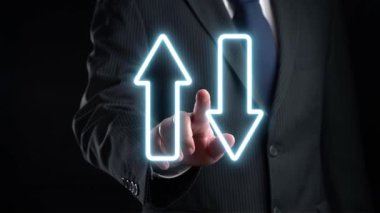 Takım elbiseli bir işadamı, piyasa dinamiği ve karar verme mekanizmasındaki verimliliği yansıtan neon oklarla gösterilen kalite ve maliyet arasındaki ilişkiyi sunar. Dörtgen