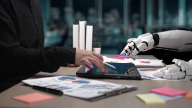 Tam donanımlı bir toplantı alanında, profesyoneller yapay zekanın gizli modelleri çözmesine, stratejik bakış açılarının ayarlanmasına ve canlı bir pazarlama planının güçlendirilmesine destek veriyorlar. Noogenesis Yapay Zeka