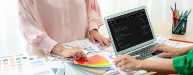 Uygulama ve program kodlaması için bilgisayar ekranında yazılım geliştirme programlama