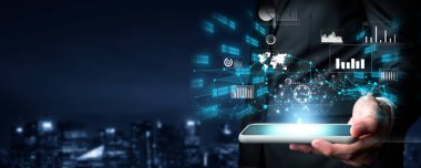 İş adamı, tahmin edilen büyük veri modellerinden gerçek zamanlı analizlere uzanan eğilimleri ve görüşleri ortaya çıkarmak için veri analizlerini derinlemesine inceleyerek, veri güdümlü kararların analitik endüstrileri nasıl ileri götürdüğünü öğrenir Faas