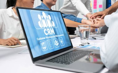 CRM işletme ve işletme için canlı bilgisayarda müşteri ilişkileri yönetim sistemi