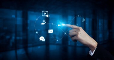 Medya, e-posta, mesajlaşma, cep telefonu, ekomünikasyon ve müşteri deneyimini ve bağlılığı artırma arayışını gösteren Omnichannel pazarlama yolculuğu