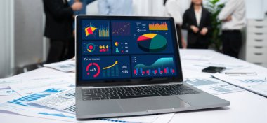 İş veri paneli pazarlama stratejisi planlaması için canlı iş zekası analizi sağlar