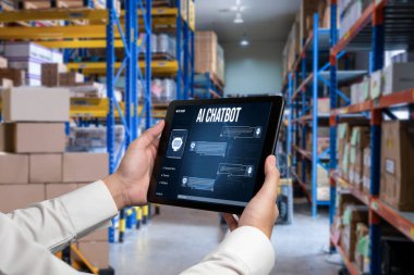 Yapay zeka teknolojisini çalıştırmak için komut mühendisi ve kullanıcı kolaylığı için üretici yapay zeka yardımcı araçları insanların yapay zeka işlevlerini teşvik ederek yapay zekayı çalıştırmalarına yardımcı olur