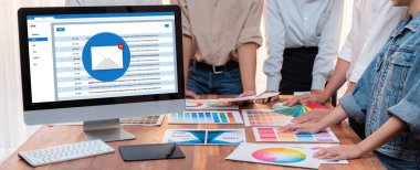 Bilgisayar ekranında canlı gösteren e-posta bildirim iletisi. Dijital pazarlama iletisi bilgi metni iş dünyasından müşteriye