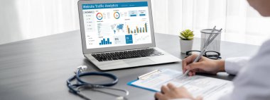 Bilgisayar ekranında web sitesi trafik analizi verileri için bilgisayar yazılımı. Çevrimiçi iş canlılığı için SEO arama motoru optimizasyonu ve müşteri hedefleme kavramı