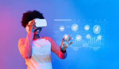 Genç bir birey sanal gerçeklik arayüzü ile etkileşime girer, iş verilerini ve pazarlama stratejilerini yenilikçi teknoloji vasıtasıyla keşfederek kavrayışları ve kararları harekete geçirir. XDMCP