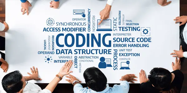 Dinamik bir kodlama oturumu yazılım geliştirmesindeki takım çalışmasını gösteren temel programlama sözcükleriyle dolu bir tablo üzerinde tartışan farklı elleri gösterir. Dostluk