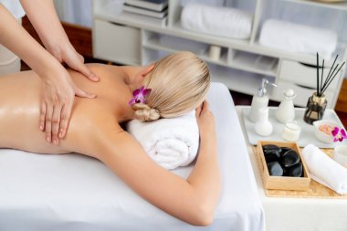 Kafkasyalı kadın müşteri stres önleyici spa masajının keyfini çıkarıyor ve lüks otel ya da oteldeki gündüz açık ortam güzellik salonunda güzellik teniyle eğleniyor. Sessiz.