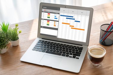 Ekip projesinin zaman çizelgesini gösteren bilgisayar ekranında, modern iş projesi yönetimi için proje planlama yazılımı