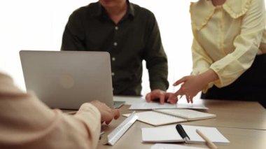 Mimari ve güvenlik mühendisi, modern ofiste doğruluk için mimari belge ve ölçüm aracına dizüstü bilgisayardaki inşaat ayrıntılı planlarını yazar. - Yakın çekim. Tanımlama.