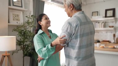 Mutlu dedem ve büyükannem evde el ele tutuşup dans ediyorlar. Sevimli son sınıf çifti, mutfağa destek olurken müzik eşliğinde vakit geçiriyorlar. Myrmidon.