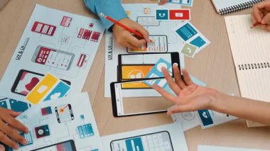 Mobil uygulama ya da web sitesi için kullanıcı arayüzü prototipi planlayan şirket çalışanlarının en iyi görünüm videosu. UX UI tasarımcı beyin fırtınası kullanıcı dostu arayüz planı. Sinerjik