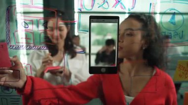 Mesleki çeşitlilik gösteren bir grup şirket yatırımcıya pazarlama planını sundu. İş adamlarının beyin fırtınaları, yeni ürün ve pazarlama stratejileri hakkında tartışmalar. Birlikte çalışmak. Yönlendirici.