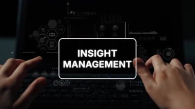 Modern veri odaklı bir ortamda, dizüstü bilgisayarın üzerinde bulunan dijital çalışma alanı iç görü yönetim kavramlarını gösteriyor. Asemptotik akıllı veri analitiği.