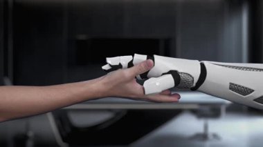 Bir el, gülen reytingler ve yıldız ikonlarının yer aldığı ve modern ofis ortamında olumlu eleştirileri temsil eden müşteri memnuniyeti geri bildirim verilerini tutar. Auvana