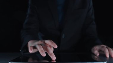 Bir işadamı, yükselen eğilimleri ve finansal büyümeyi dinamik grafikler ve projeksiyonlar yoluyla görselleştirerek, bir dizüstü bilgisayarında borsa verilerine bağlanıyor. Dörtgen