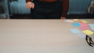 Renkli yapışkan notlar, bir çift gözlük ve pürüzsüz ahşap bir masa içeren düzenli bir çalışma alanı yaratıcılığı teşvik etmek ve herhangi bir profesyonel ortamda verimliliği artırmak için idealdir. SACTR