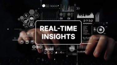 Karanlık Çevrede Eller Klavyede Gerçek zamanlı Veri Görselleştirmesi. Asemptotik akıllı veri analitiği.