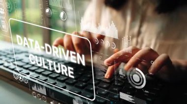 Eller klavyede dijital veri görselleştirmesi ve modern iş ortamında veri odaklı kültürü destekleyen metinler ile yazı yazıyor. Asemptotik akıllı veri analitiği.