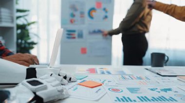 Veri analizi ve karar verme konusunda yapay zekanın verimliliğini vurgulayan yapay zeka teknolojisiyle uğraşan iş adamları. Noogenesis Yapay Zeka