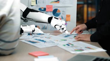 Finansal eğilimlerin izlenmesi, pazarlama stratejisinin iyileştirilmesi ve işyeri verimliliğinin artırılmasında iş profesyonellerine yardım eden yapay zeka destekli işbirliği. Noogenesis Yapay Zeka