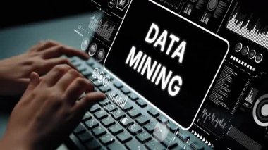 Eller Klavyede Veri Madenciliği Konsepti ve Modern Teknoloji ve Analiz Üzerine Dijital Grafiklerle Yazıyor. Asemptotik akıllı veri analitiği.